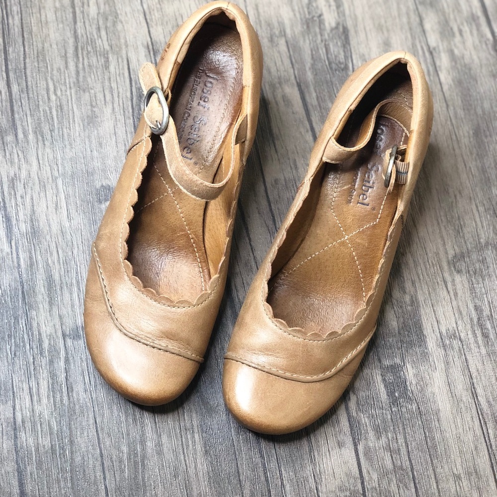 Josef Siebel | cognac scallop heel • 39